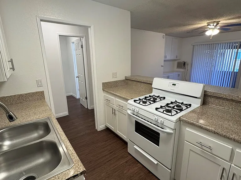 Pampas Lane Apartments — Photo 15