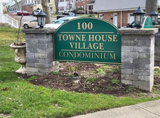 100 Towne House Vlg #805, Islandia, NY 11749
