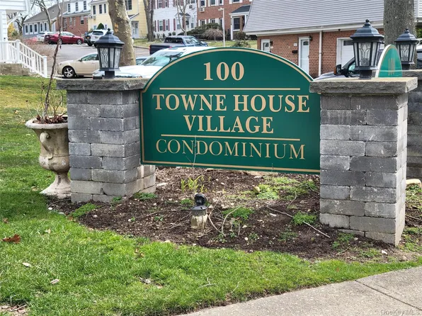 100 Towne House Vlg #805, Islandia, NY 11749