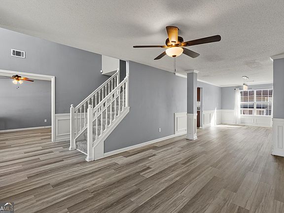 4th image of 541 Hamlet Dr