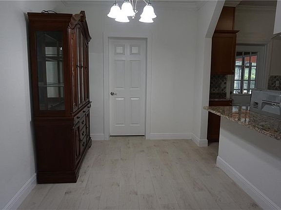 4th image of 606 N Palm Dr