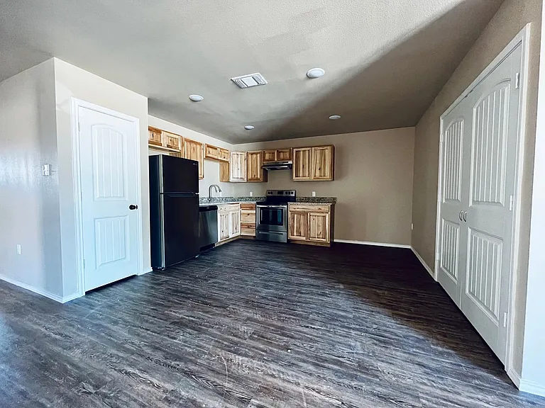 2502 N Avenue P — Photo 4