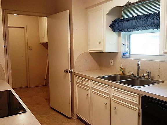 4th image of 4855 Charnock Dr