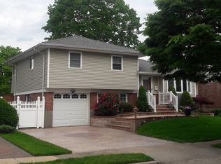 9 Alan Ct, Plainview, NY 11803