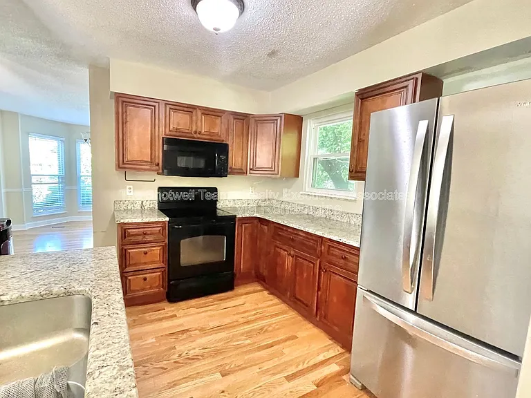 1363 Wenlock Rd — Photo 5