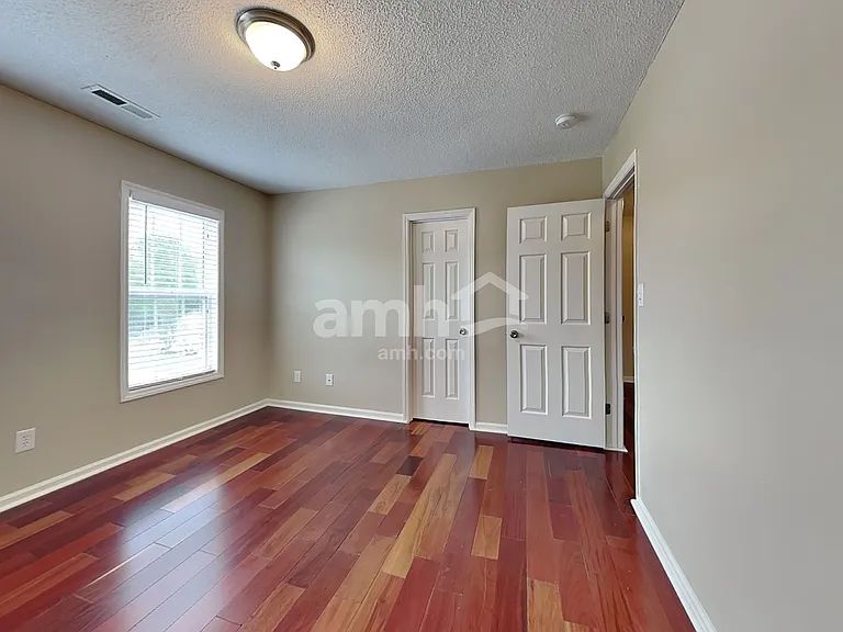 400 Wyndham Ave — Photo 22