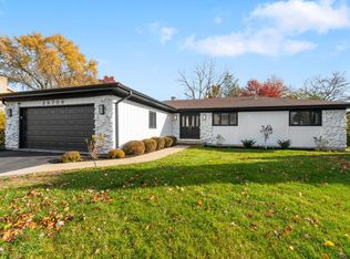 2S709 Avenue Chateaux Dr, Oak Brook, IL 60523