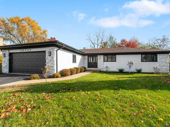 2S709 Avenue Chateaux Dr, Oak Brook, IL 60523