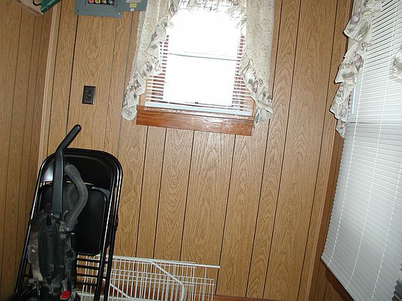 5th image of 905 Edith St