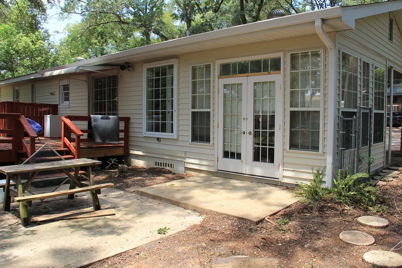 HUGE 3 Bedroom House on Crabapple for Fall 2027 — Photo 2