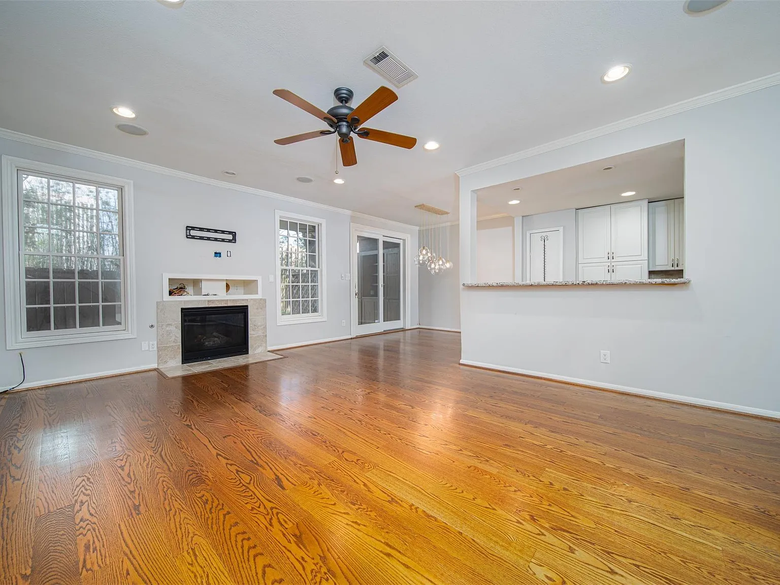 3 bed, 2.5 bath, 2100 sqft, $2,845 — Photo 4