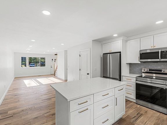 3rd image of 9 Farrwood Dr