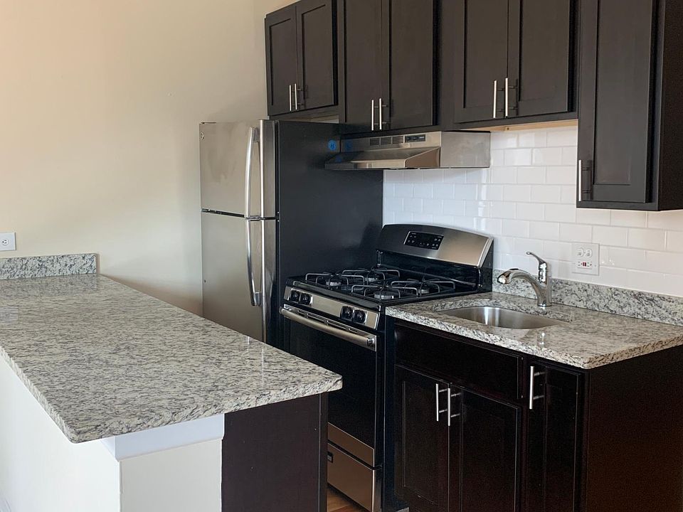 1st image of 2523 N Lincoln Ave #D3