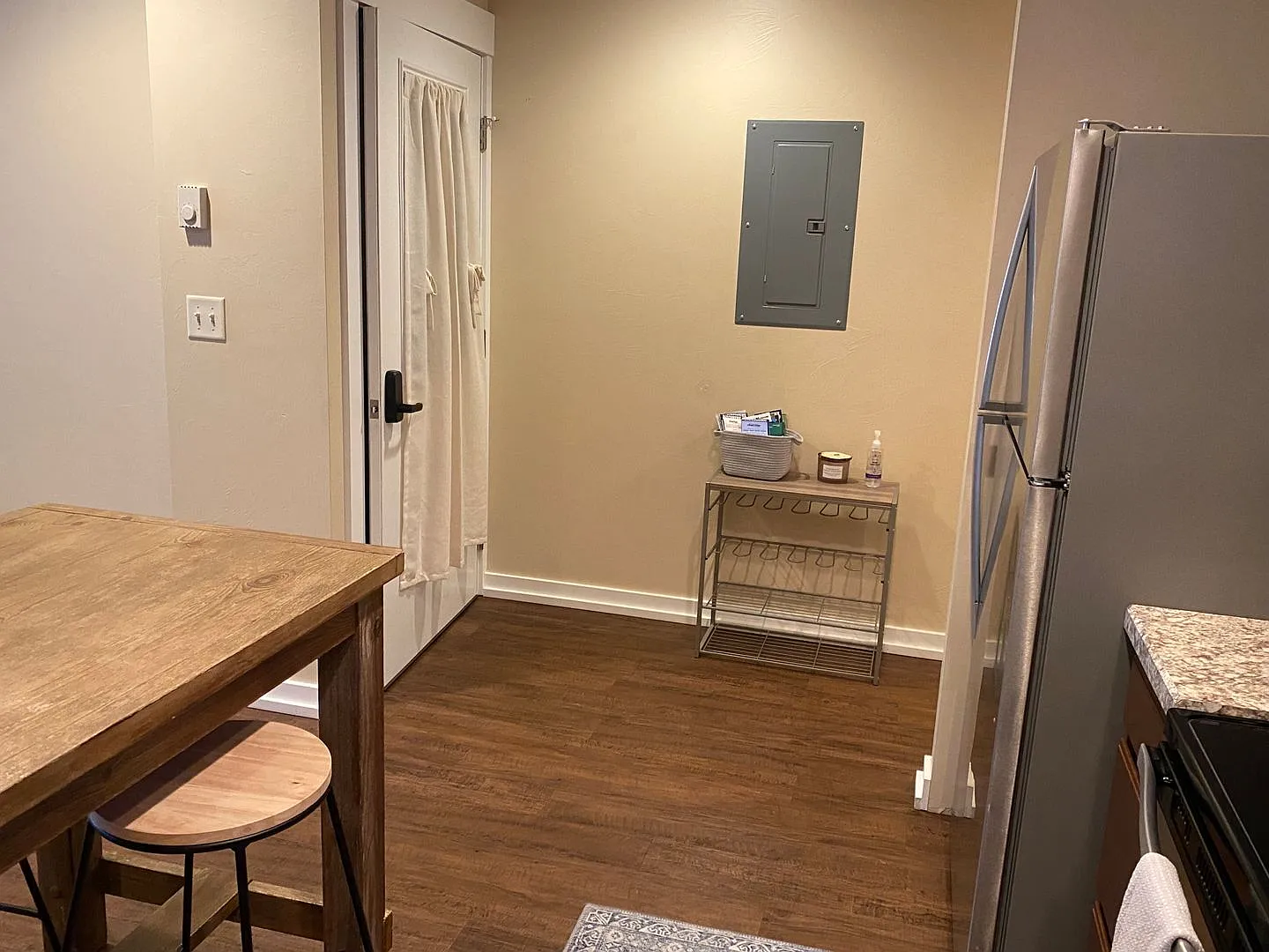 Fully Furnished Cozy Unit in Four Corners! — Photo 2