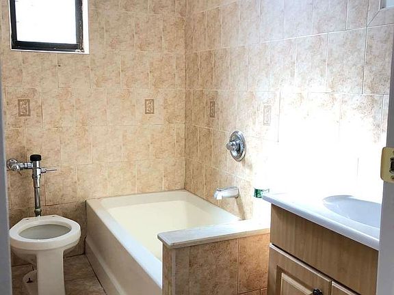 5th image of 520 Lincoln Pl APT 4E