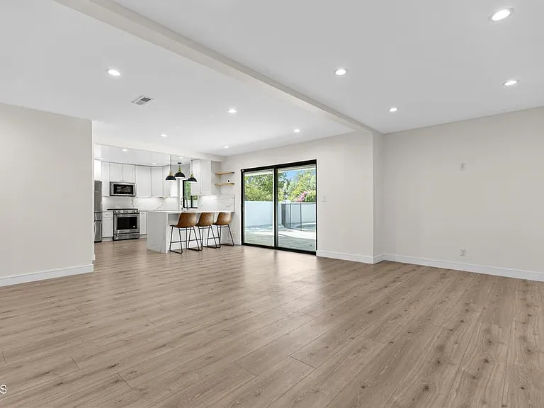9321 Belvoir Ave — Photo 5