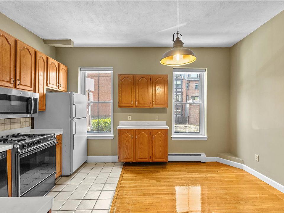 Eat-in kitchen