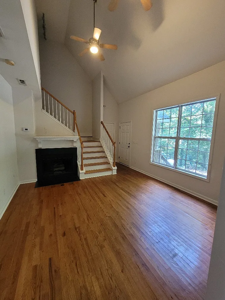 3 bed, 2.5 bath, 1600 sqft, $1,925 — Photo 2