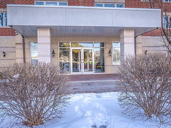 4th image of 5555 N Cumberland Ave Unit 403