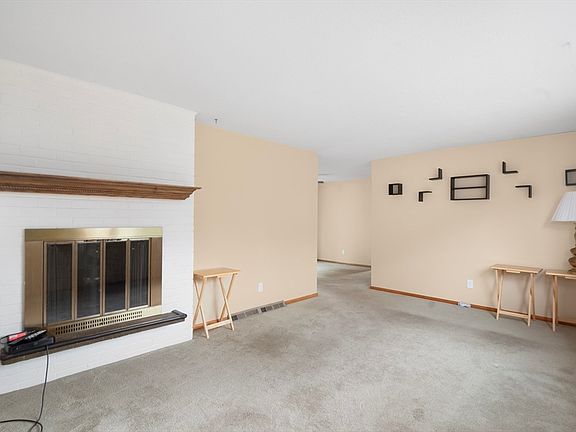 3rd image of 32 Arapahoe Rd
