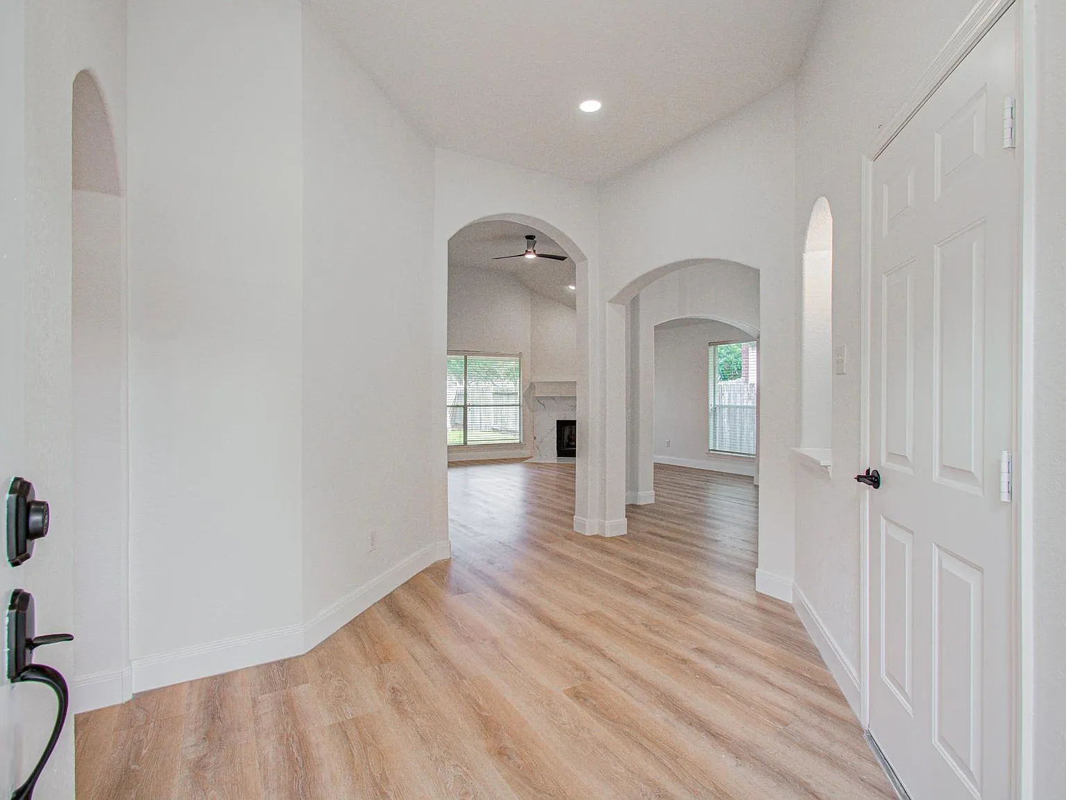 3 bed, 2.0 bath, 2059 sqft, $2,600 — Photo 4