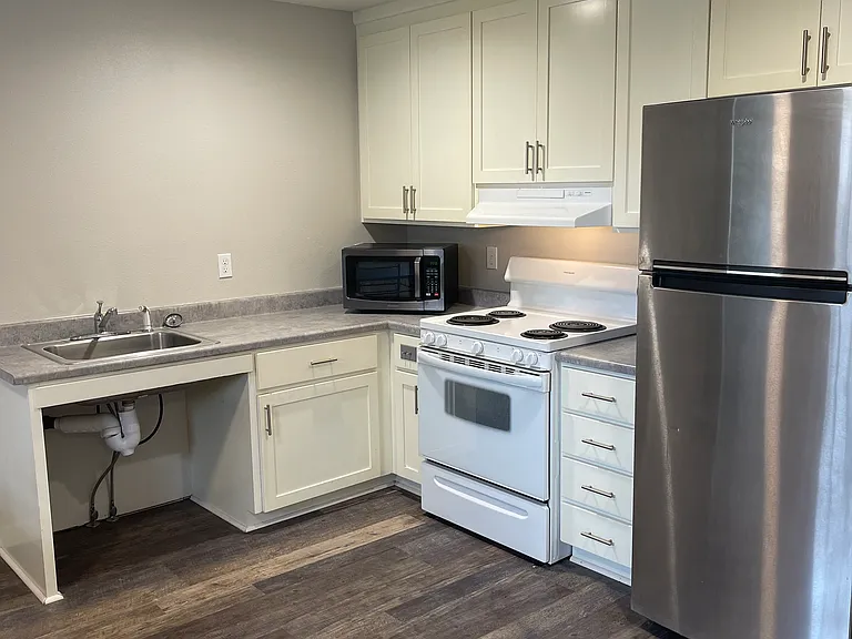 1139 S G St #5 — Photo 8