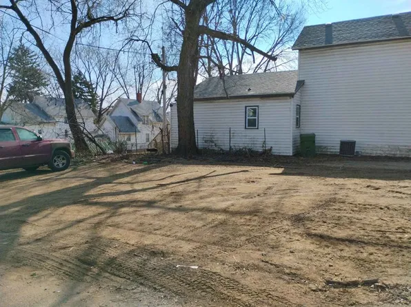 913 S 5th St, Clinton, IA 52732