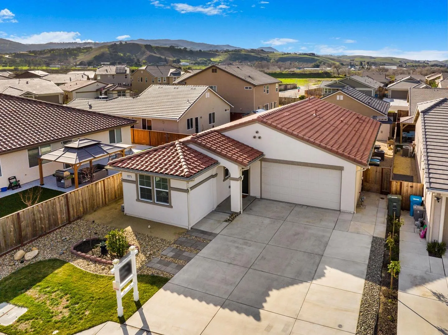2934 Kings Way photo 1