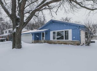 611 E Lakeview Dr, Oak Creek, WI 53154