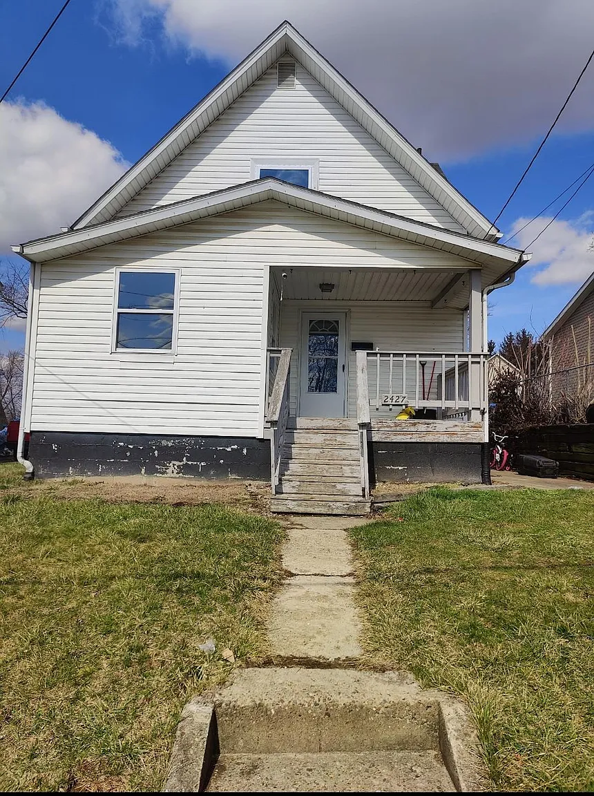 2427 Indiana Way NE photo 1
