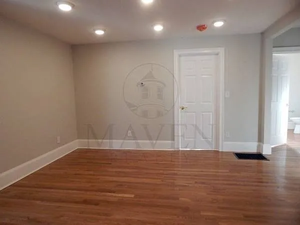 6 bed, $1,000 — Photo 3
