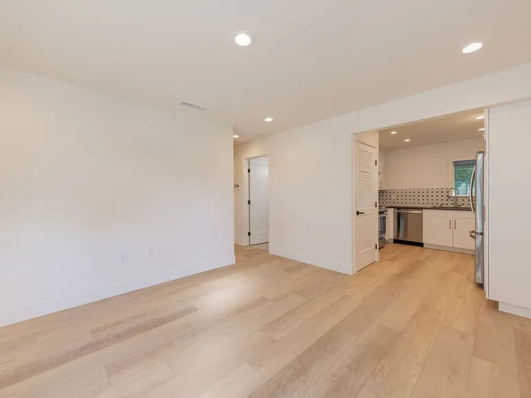 511 Burnham Rd — Photo 4
