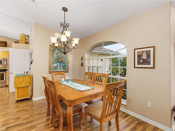 3rd image of 309 SE 14th Ter