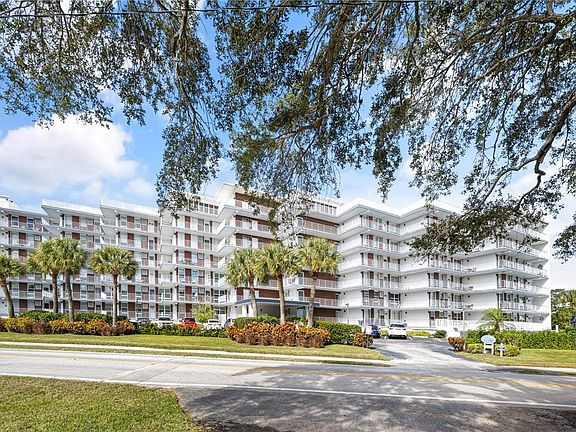 2nd image of 935 E Causeway Blvd APT 401