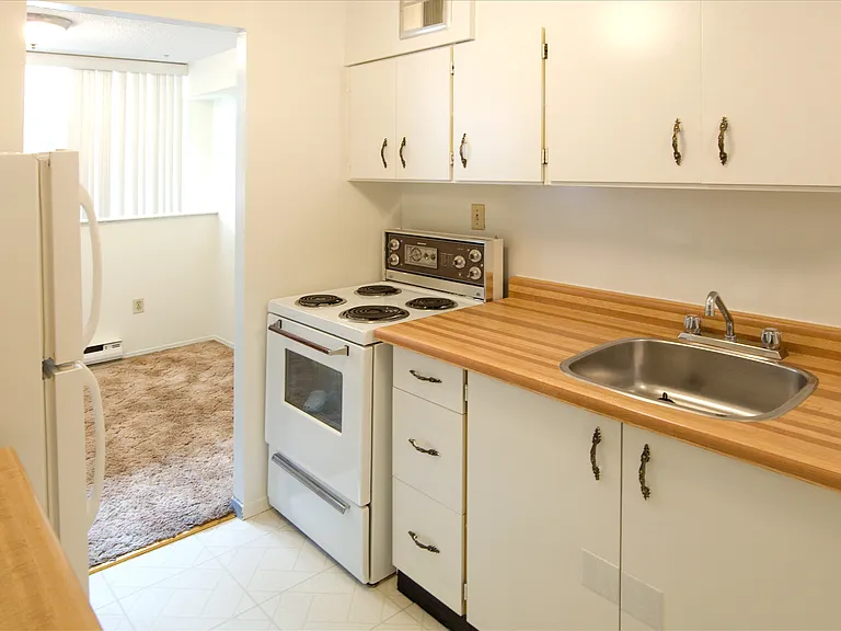 525 Saint Lawrence St — Photo 6