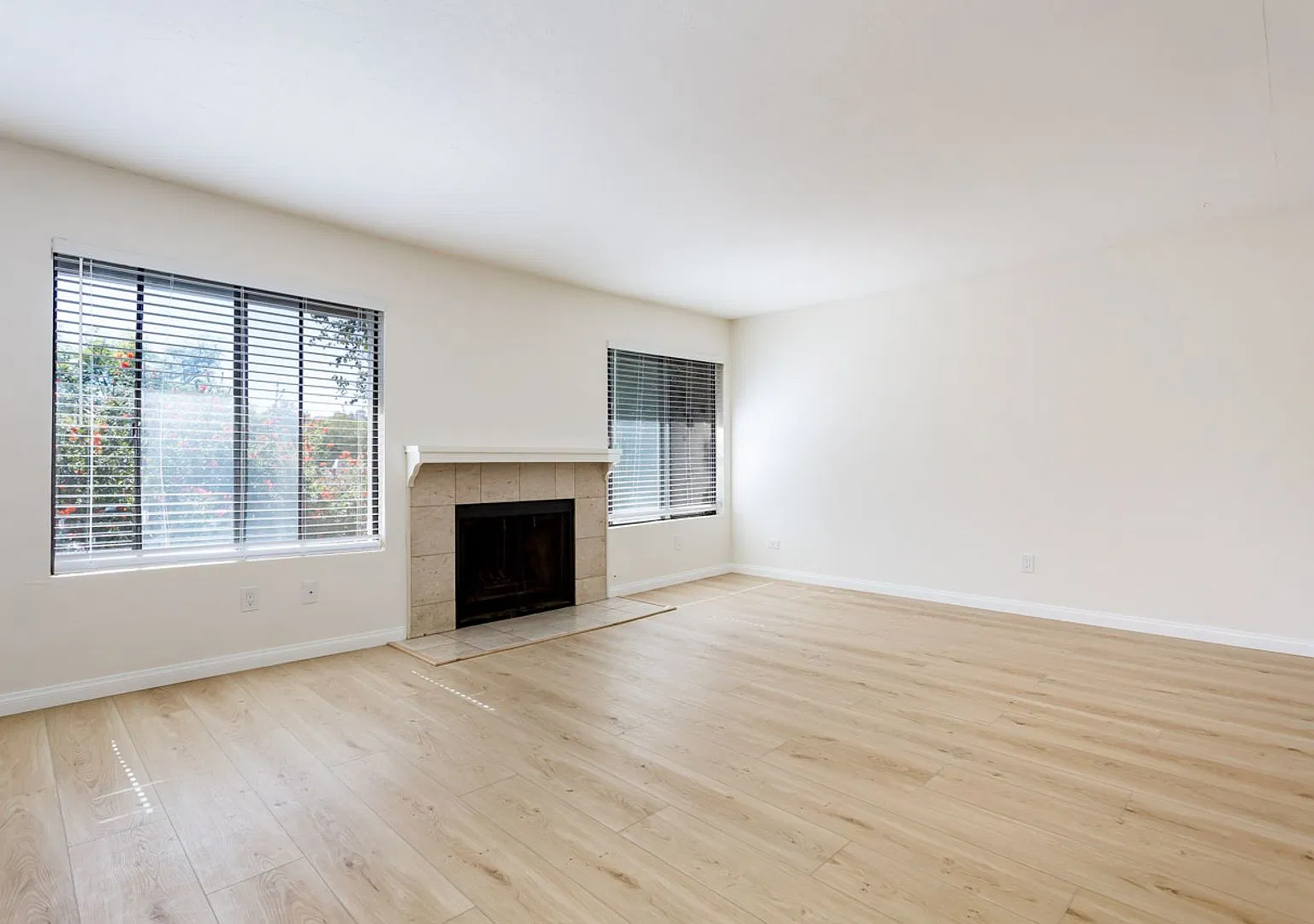 Beautifully Remodeled Home in Bay Park/Bay Ho — Photo 4