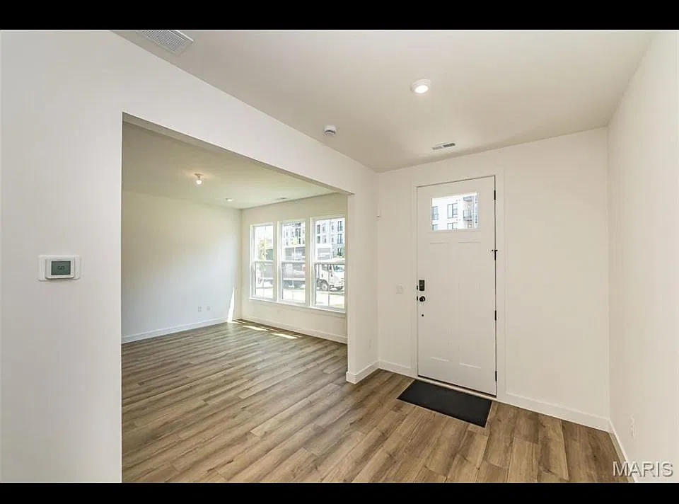 3 bed, 3.5 bath, 2400 sqft, $4,400 — Photo 2