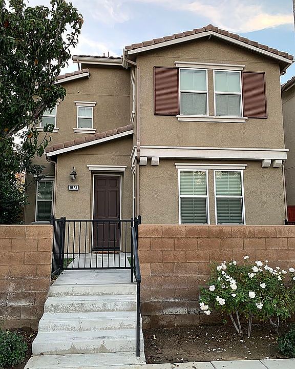 1st image of 1073 N Bradford Ave