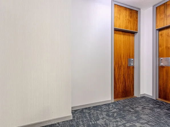 33 Elm Dr W, Mississauga, ON L5B 4M2