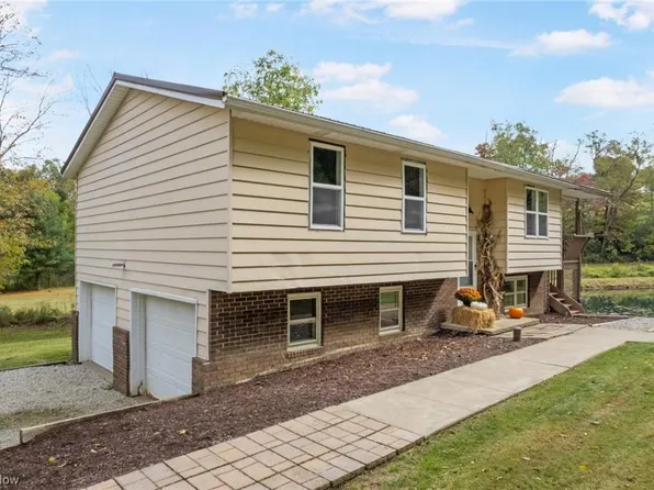 1172 Pebble Rd SE, Carrollton, OH 44615