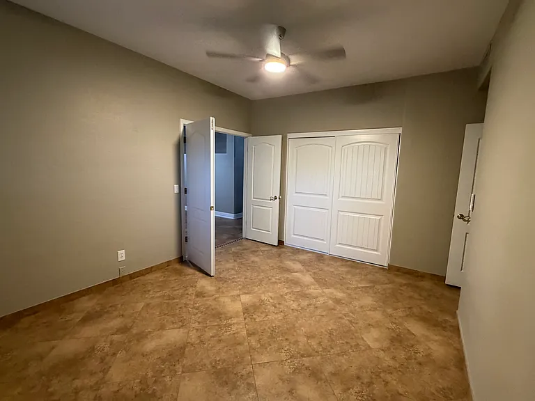 1850 W Desert Ln — Photo 21