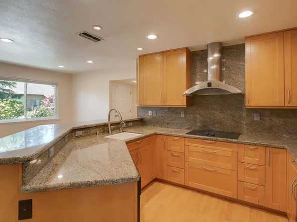 1055 Silver Lake Dr, Sacramento, CA 95831