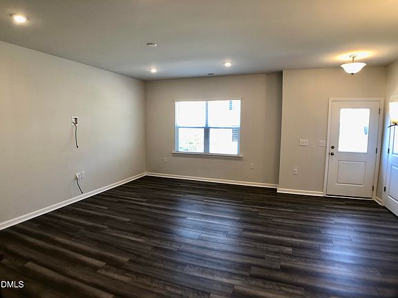 5th image of 404 Ribbon Rail St