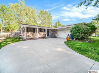 430 Driftwood Dr, Lincoln, NE 68510