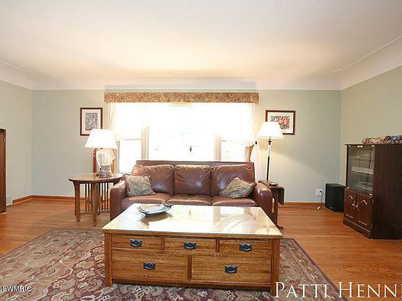5th image of 53 Crestwood Dr NW