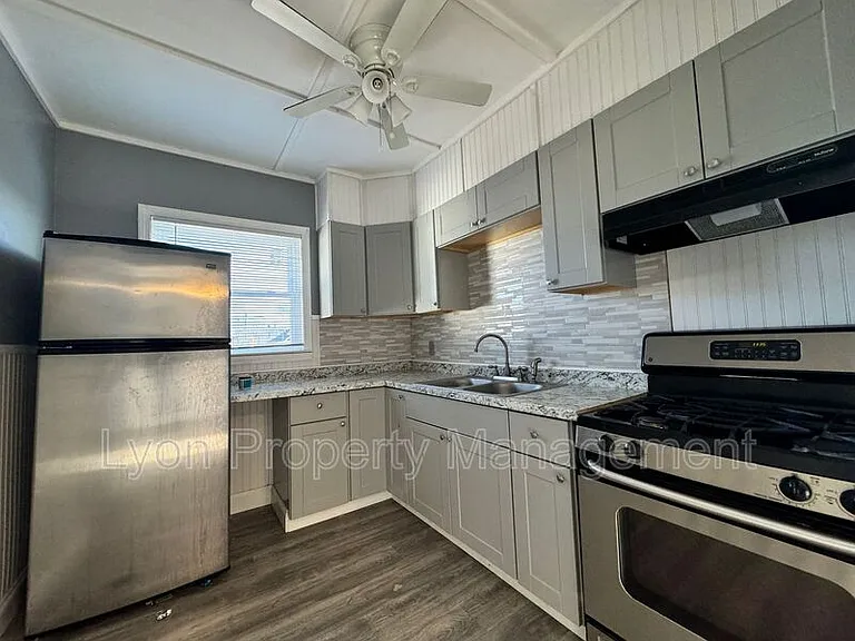 106-108 Winsor St #3 — Photo 1