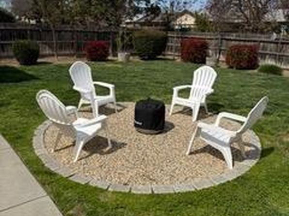 1079 Cody Ln, Kingsburg, CA 93631