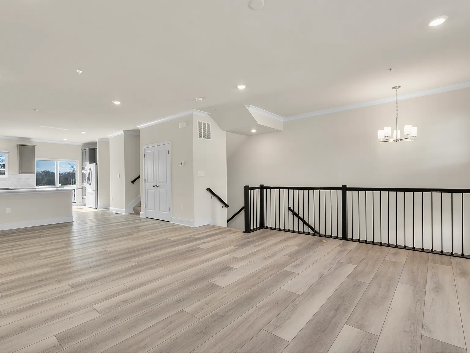4 bed, 2812 sqft, $3,745 — Photo 4