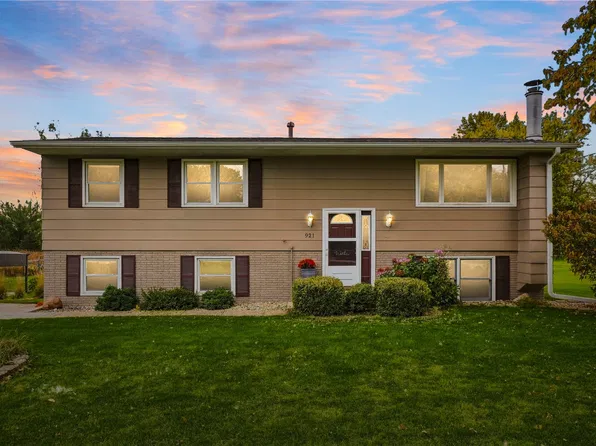 921 Williams Dr, Marion, IA 52302
