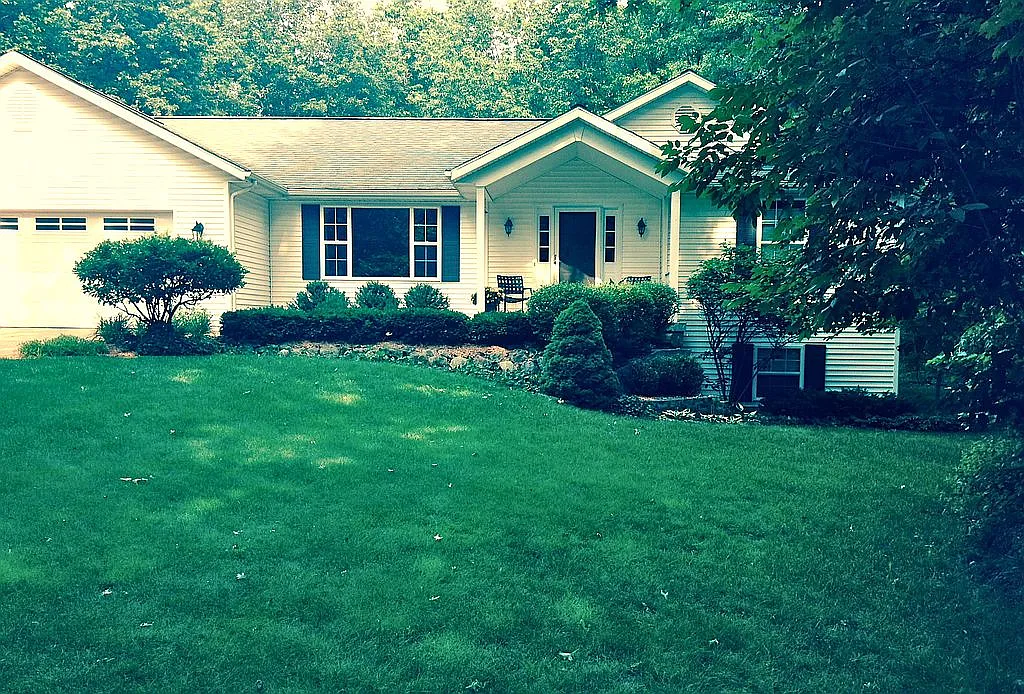 10500 Scenic Pines Ct NE photo 1